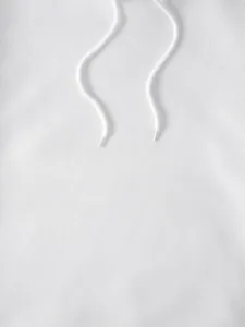 Détail de la texture du tissu blanc du sweat à capuche avec cordon de serrage