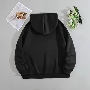 Vue arrière d'un sweat à capuche noir oversize avec épaules tombantes en style flat lay