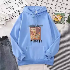 Detailansicht eines hellblauen Kapuzenpullovers mit Katzen-Print, Kängurutasche und Kordelzug