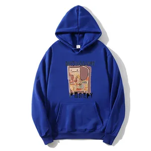 Detail des königsblauen Hoodies mit Cartoon-Katzen-Druck und Kängurutaschen-Design
