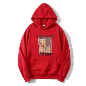 Detail des roten Cartoon-Hoodies mit Katzen-Grafikdruck und großer Kängurutasche