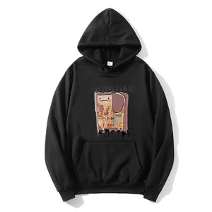 Detail des Cartoon-Katzenprints und der Kängurutasche auf schwarzem Fleece-Hoodie