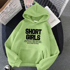 Vue à plat d'un sweat à capuche oversize vert clair avec texte Short Girls imprimé