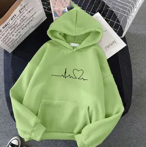 Sweat à capuche vert clair avec imprimé battement de cœur posé à plat style minimaliste