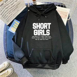 Détail du sweat à capuche noir avec texte SHORT GIRLS blanc et poche kangourou