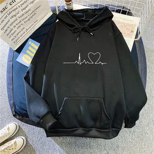 Détail de l'imprimé ECG cœur blanc sur sweat à capuche noir avec poche et bords côtelés