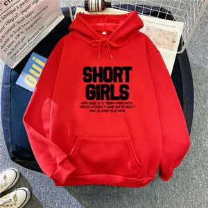 Détail du sweat à capuche rouge avec imprimé SHORT GIRLS et poche kangourou