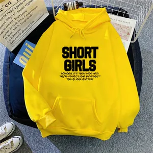 Détail du sweat à capuche jaune avec texte Short Girls et poche kangourou