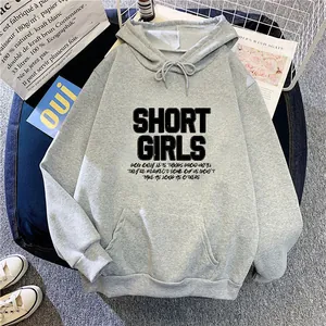 Détail d'un sweat à capuche gris avec imprimé slogan noir et une poche kangourou