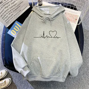 Détail du sweat à capuche gris oversize avec cordon et imprimé de ligne de moniteur