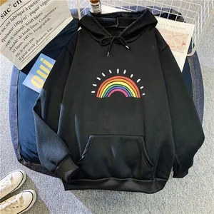 Détail d'un sweat à capuche noir avec imprimé arc-en-ciel, cordon et poche kangourou