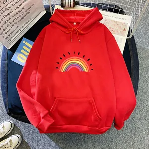 Détail d'un sweat à capuche rouge avec imprimé arc-en-ciel et poche kangourou