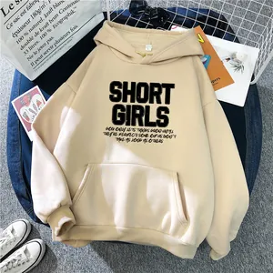 Détail du sweat à capuche beige oversize avec imprimé Short Girls et poche kangourou