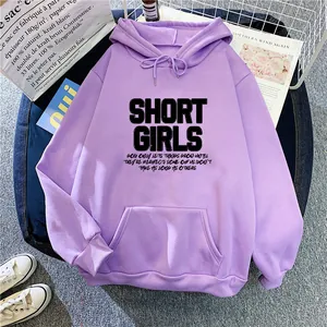 Détail du sweat à capuche lavande avec imprimé SHORT GIRLS et cordon de serrage
