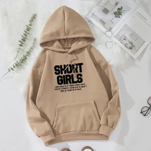 Vue à plat du sweat à capuche kaki avec slogan Short Girls sur tapis en fausse fourrure