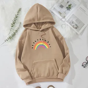 Détail d'un sweat à capuche kaki avec imprimé arc-en-ciel et grande poche kangourou