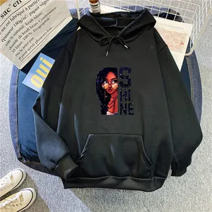 Détail d'un sweat à capuche noir avec imprimé Shine et tissu en coton doux et confortable