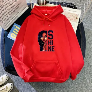Vue à plat du sweat à capuche rouge oversize avec imprimé SHINE et accessoires lifestyle