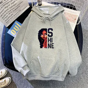 Mise à plat du sweat à capuche gris oversize avec imprimé SHINE et illustration stylisée