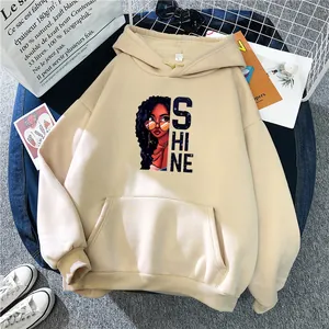 Vue à plat d'un sweat à capuche beige oversize avec imprimé SHINE et poche kangourou