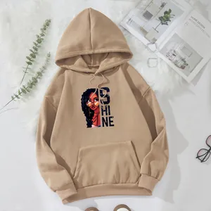 Détail du sweat à capuche kaki avec poche kangourou et motif imprimé graphique SHINE