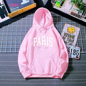 Détail du sweat à capuche rose avec imprimé Paris France blanc et poche kangourou