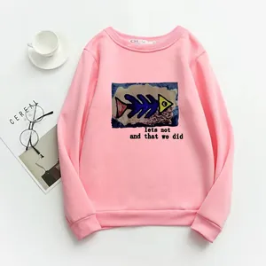 Dettaglio flat lay della felpa rosa con stampa lisca di pesce, etichetta e polsini