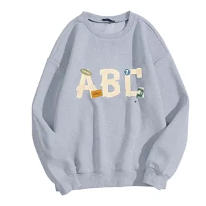Sweat-shirt bleu clair à col rond et coupe ample avec imprimé graphique ABC et bords