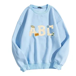 Sweat bleu clair à col rond avec broderie ABC et coupe décontractée confortable