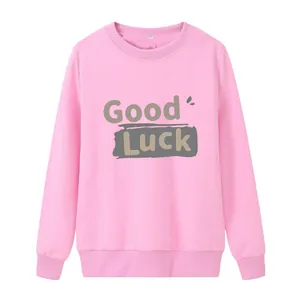 Détail d'un sweat rose avec imprimé Good Luck et poignets côtelés pour femmes