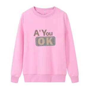Rosa Sweatshirt mit 'A' You OK'-Aufdruck und Rundhalsausschnitt in flacher Ansicht