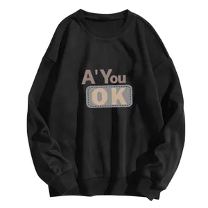 Detail eines schwarzen Crewneck-Sweatshirts mit A' You OK Aufdruck und Rippbündchen