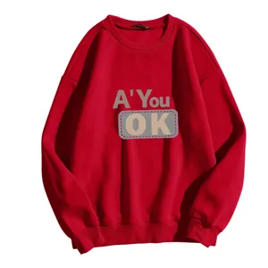 Detailansicht eines dunkelroten Sweatshirts mit 'A' You OK' Stickerei-Patch-Design