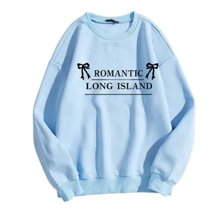 Détail d'un sweat à col rond bleu clair avec imprimé Romantic Long Island et bords-côtes