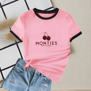 T-shirt rose imprimé cerise avec col contrasté et short en jean sur fond plat