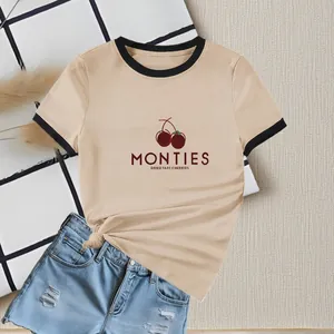 T-shirt femme abricot avec imprimé cerise, bordures contrastées noires et coupe ample