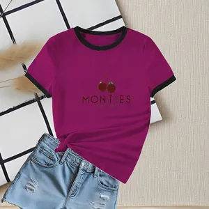 Détail à plat du t-shirt violet avec imprimé cerise et bordures noires au col et manches