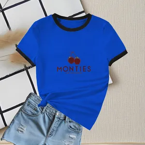Détail du t-shirt bleu avec imprimé cerise, bord contrasté et ourlet noué sur fond plat