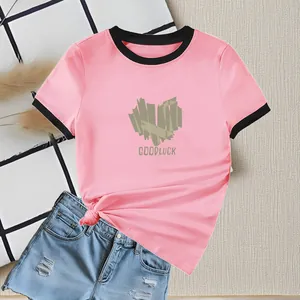 Set t-shirt rosa con stampa Goodluck e pantaloncini di jeans blu strappati da donna