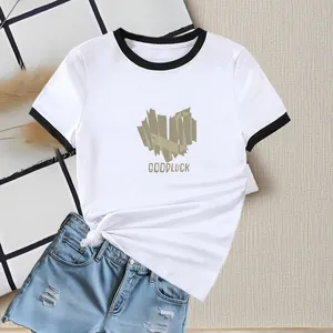 Dettaglio della stampa cuore GOODLUCK su t-shirt bianca con colletto a contrasto