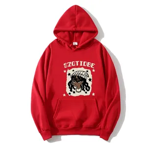 Détail du sweat à capuche rouge avec imprimé graphique urbain et finitions côtelées