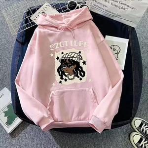 Détail d'un sweat à capuche rose avec imprimé portrait et poche kangourou à plat