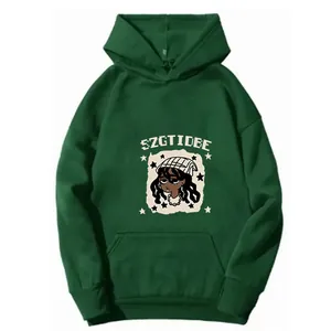 Détail d'un sweat à capuche vert foncé avec imprimé fille cartoon et lettrage SZGTIDEE