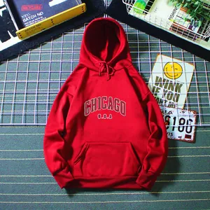 Vue détaillée du sweat à capuche rouge vintage avec lettrage Chicago et bords-côtes