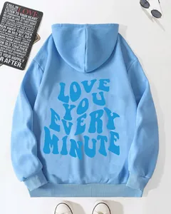 Détail du sweat à capuche bleu clair avec imprimé Love You Every Minute bleu foncé au dos
