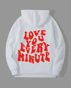 Détail du sweat à capuche blanc avec imprimé graphique rouge Love You Every Minute au dos