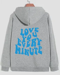 Détail du dos du sweat à capuche gris avec texte bleu ondulé LOVE YOU EVERY MINUTE