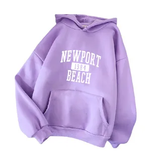Détail du sweat à capuche lilas oversize avec imprimé vintage Newport Beach 1984 blanc