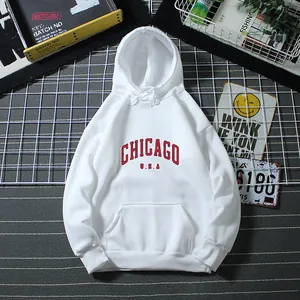 Détail du sweat à capuche blanc avec lettrage Chicago rouge et poche kangourou