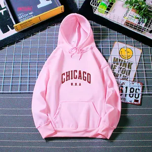 Détail du sweat à capuche rose avec inscription Chicago USA et poche kangourou classique